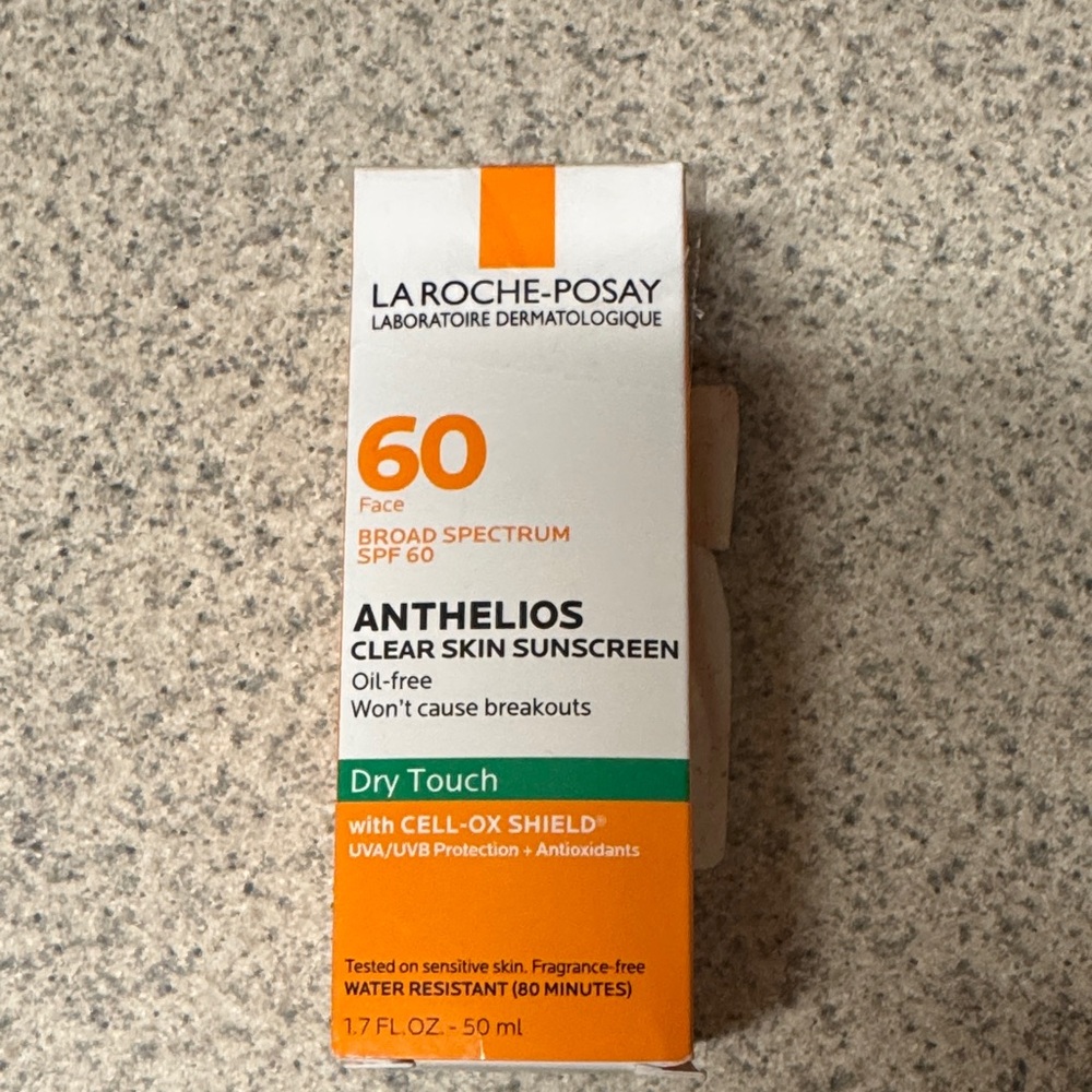 La Roche-Posay Anthelios Clear Skin Sunscreen SPF 60 - White and Orange